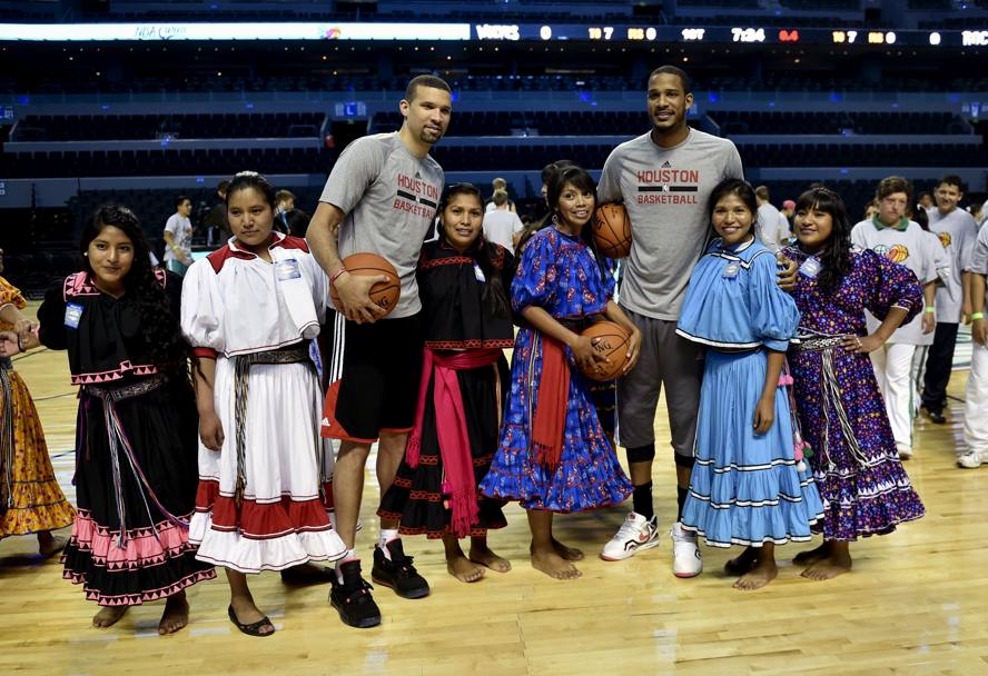 La rappresentanza femminile della squadra di basket degli indigeni Tarahumara posa per una foto, insieme ai giganti Nba degli Houston Rockets e dei Minnesota Timberwolves. (Afp)